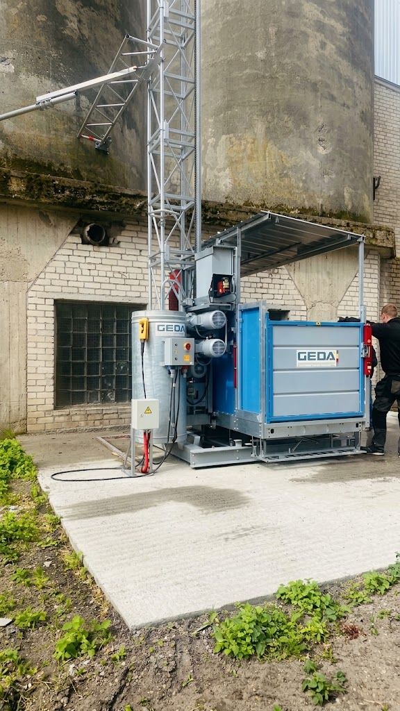 GEDA stiebinis keltuvas su platforma prie grūdų siloso
